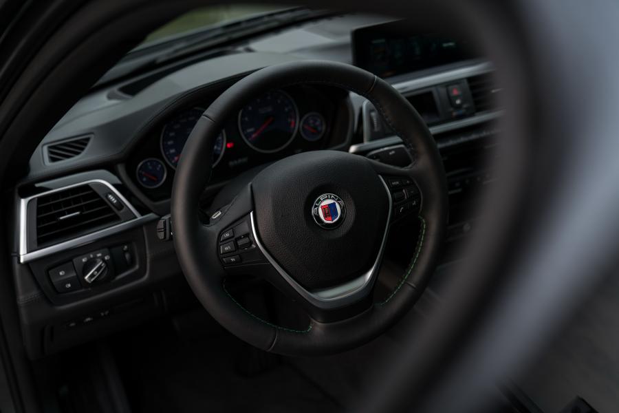 Панель приборов Alpina B3 S Bi-Turbo Limousine (F30) 2017 года  (WW) (фото 12 из 30)
